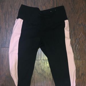 black cropped leggings with pink